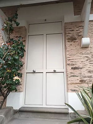 porte d’entrée blanche tierce