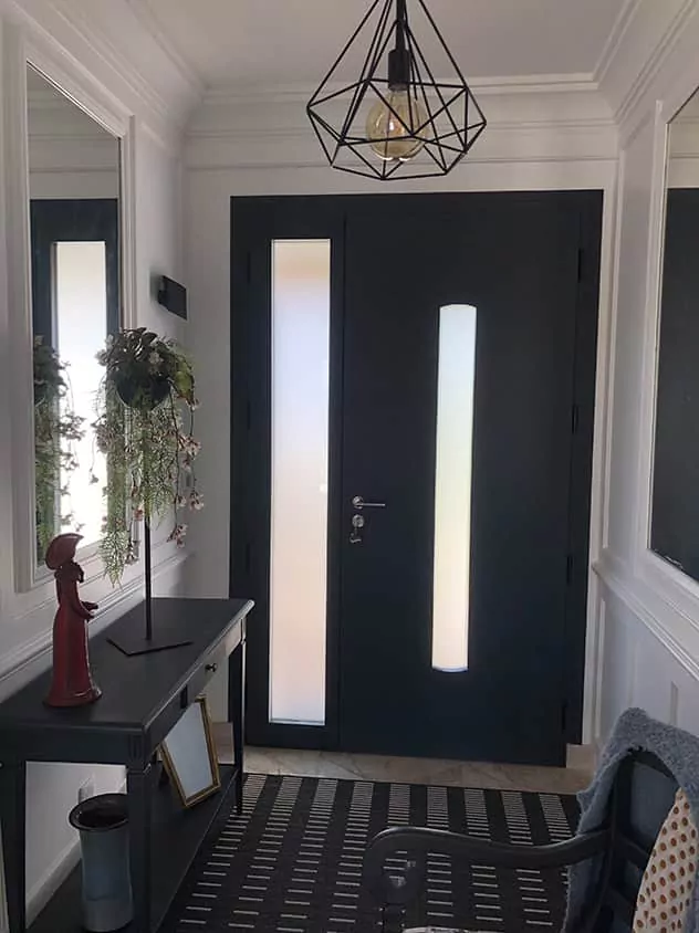 porte d'entrée morderne aux couleurs sombres en Vendée