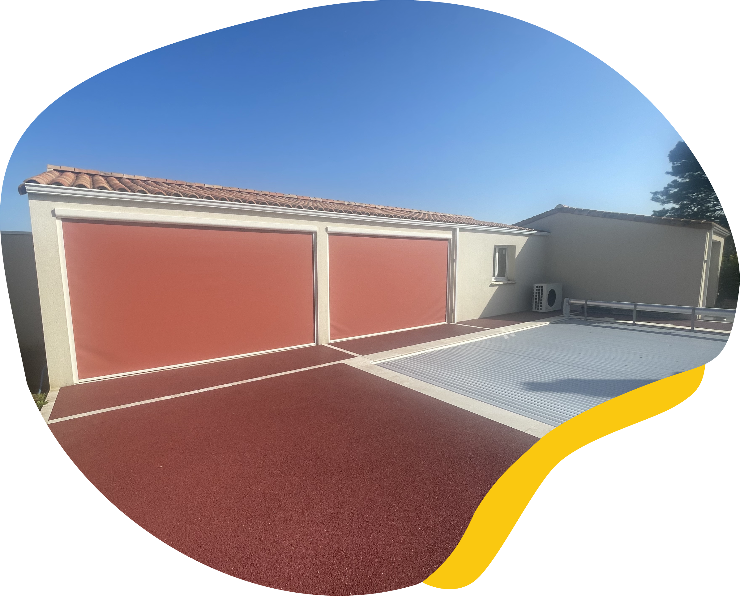 Store Screen ZIP rouge sur baies vitrées devant piscine