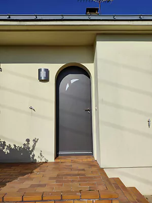 porte d’entrée cintrée grise avec dessin