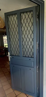 porte d’entrée traditionnelle grise croisillons