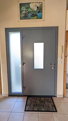 porte d’entrée grise tierce intérieur