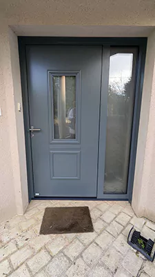 porte d’entrée grise extérieur