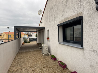 carport gris adossé à maison