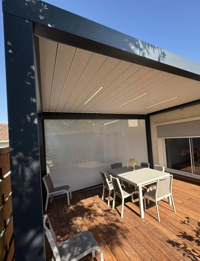 Pergola bioclimatique lames fermées terrasse vendée