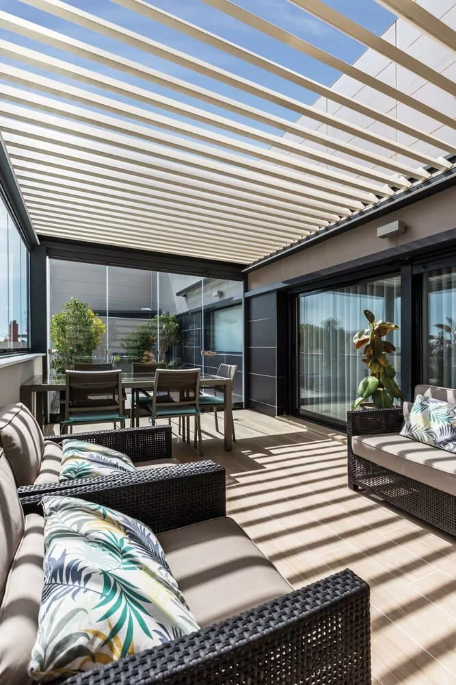 Pergola bioclimatique gris anthracite 7016 lames blanches parois vitrées - 7