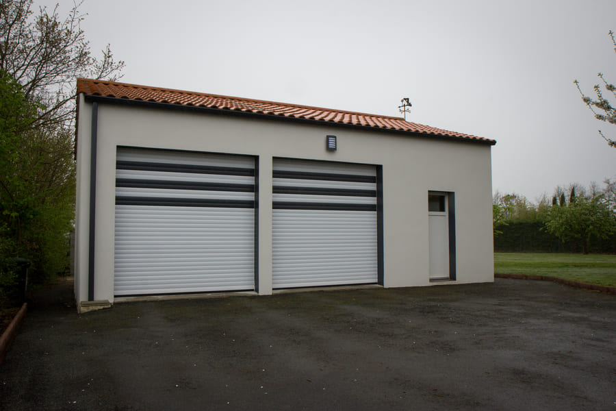 Porte-de-garage-grande-dimensions-a-enroulement-motorise-St-Gilles