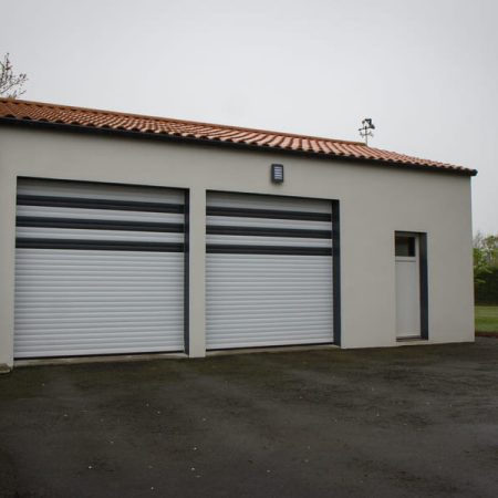 Porte de garage grande dimensions à enroulement motorisé en aluminium coloris blanc avec lames gris anthracite 7016 Vendée (1)