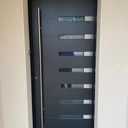 porte d'entrée aluminium barre de tirage vitrage et insert inox noir 2100 sablé Sallertaine