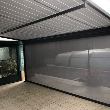 pergola toile gris anthracite 7016 motorisée avec screen vertical La Tranche sur Mer