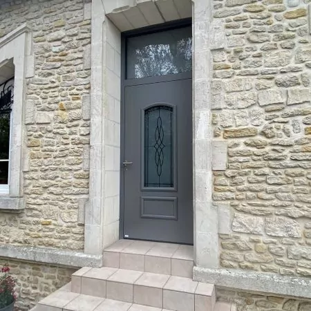 porte d'entrée aluminium avec imposte moulures gris Chasnais