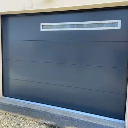 porte de garage sectionnelle au plafond avec hublots panoramique, avec triple vitrage retardataire d'effraction Dépoli à Sainte Florence (85)