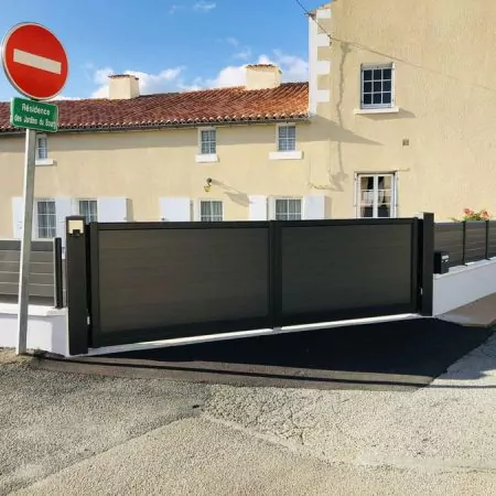 portail et cloture aluminium 2 vantaux motorisé bicolore 2100 sablé et 2900 sablé Luçon
