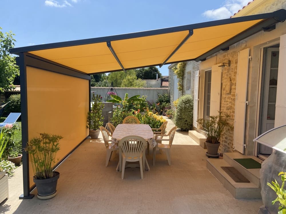 pergola toile structure en alu gris anthracite et toile jaune