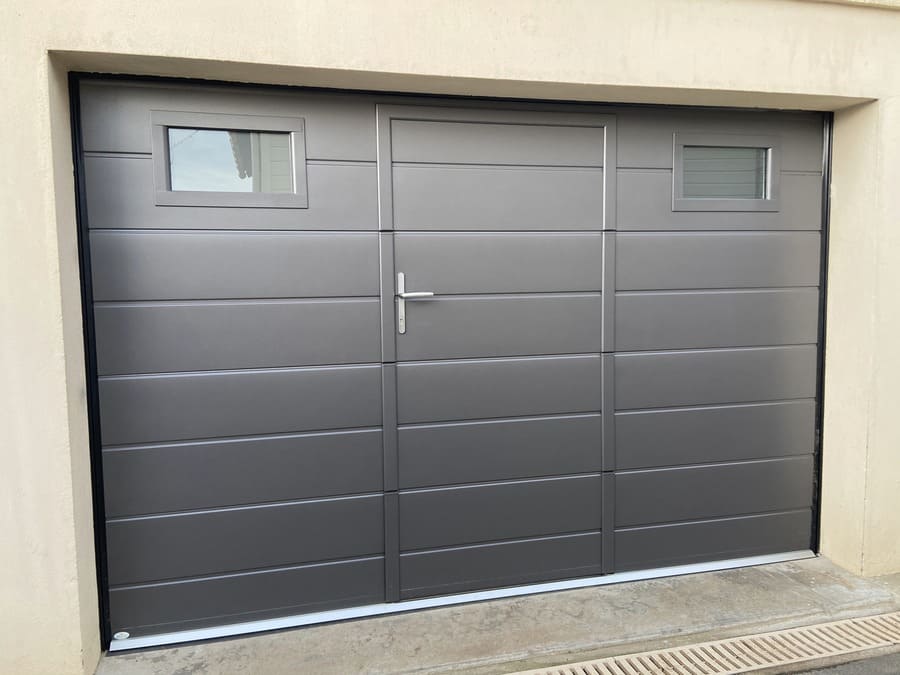 porte-de-Garage-Sectionnelle-au-Plafond-Motorisee-a-Aiffres