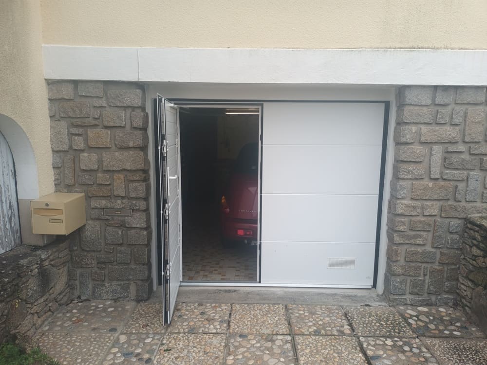 porte-de-garage-battante-blanche-ouverture-exterieure