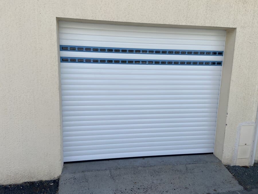 porte-de-garage-enroulement-blanche-avec-detail