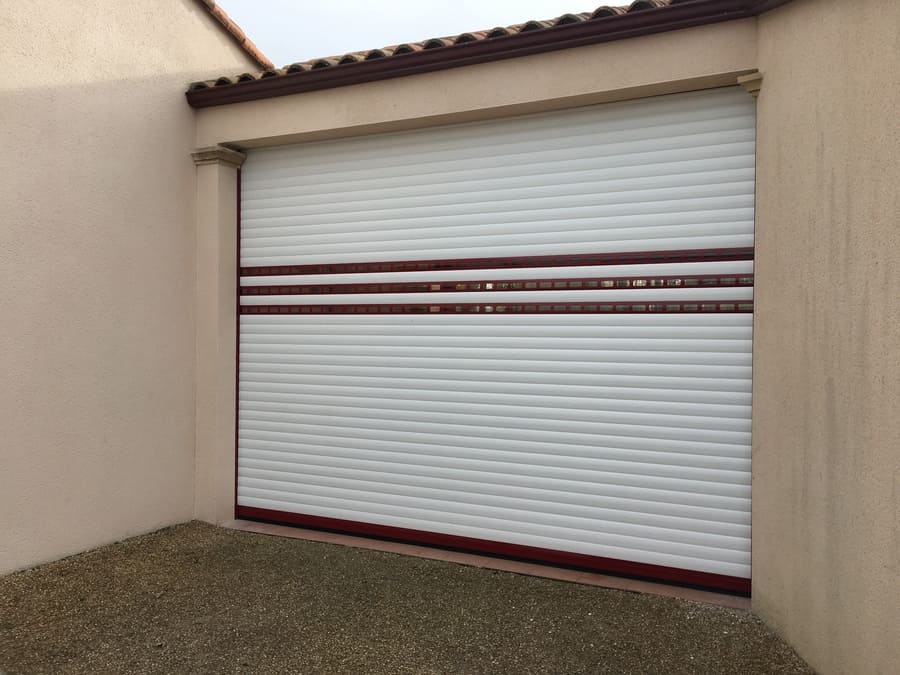 porte-de-garage-enroulement-blanche-et-rouge