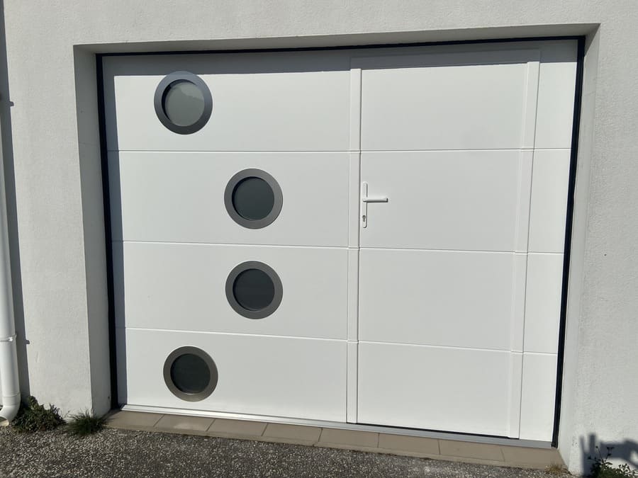 porte-de-garage-plafond-blanche-avec-hublots