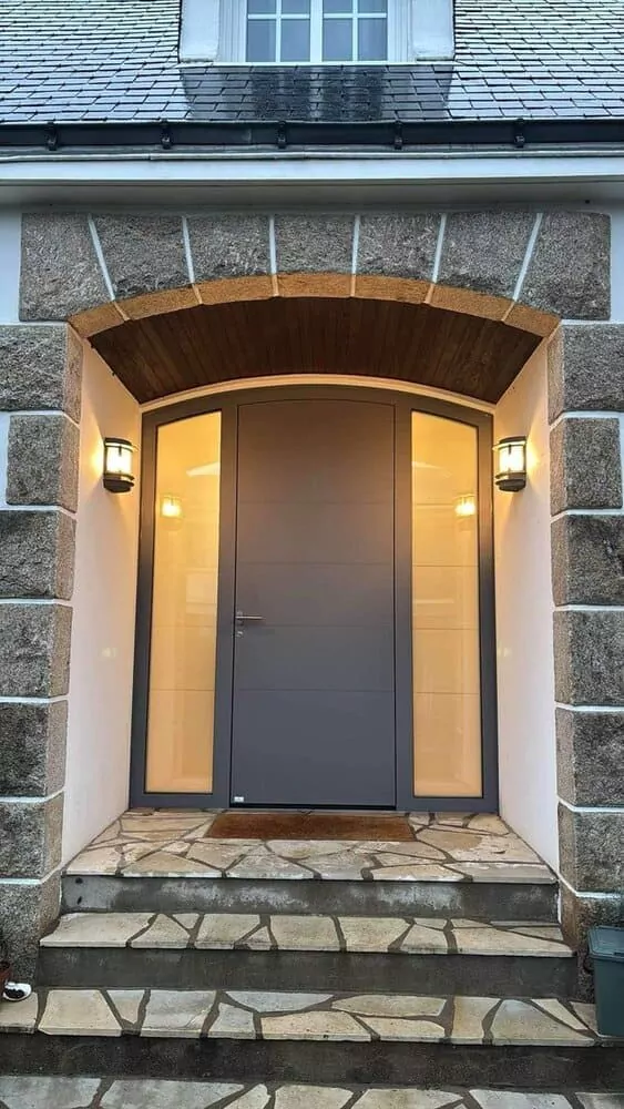 porte d’entrée en alu avec deux fixes cintrée