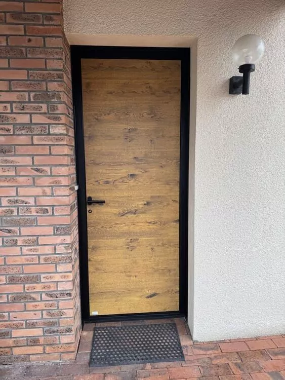 porte alu d’entrée avec panneau imitation bois