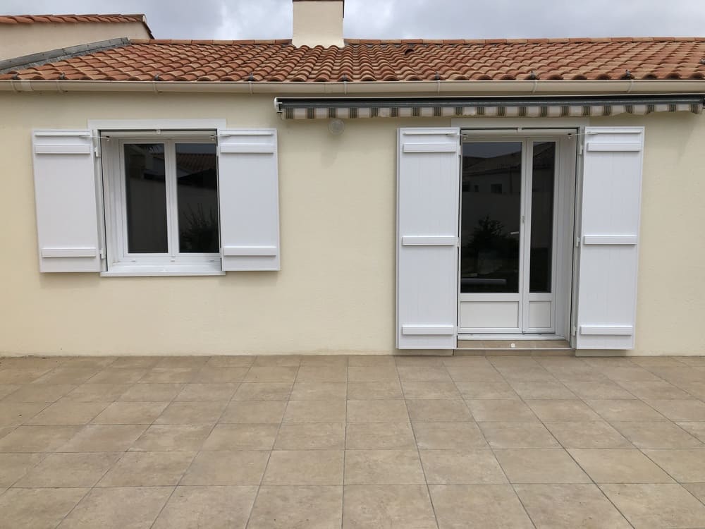 volets battants blancs électriques