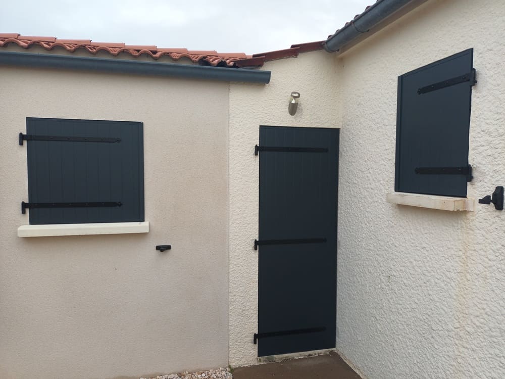 volets battants gris anthracite sur mesure
