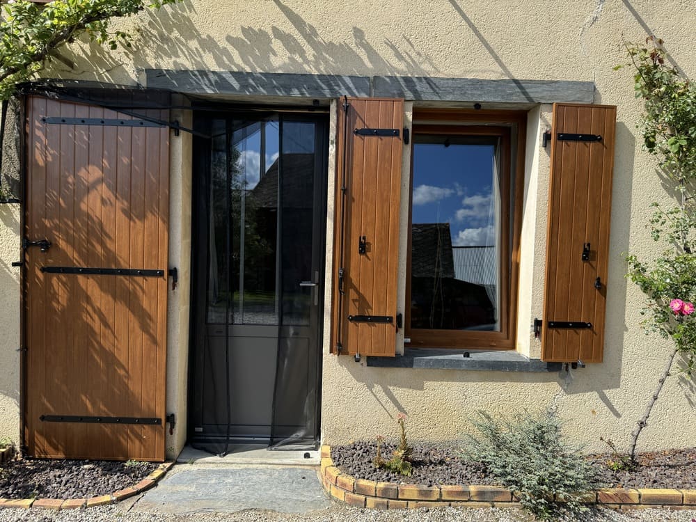 volets battants imitation bois en PVC chene clair